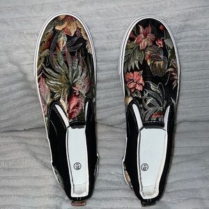 Size 11 Hawaiian slip on woman’s size 11